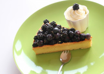 Tartelettes à la crème de Calisson, aux Myrtilles et aux Mûres
