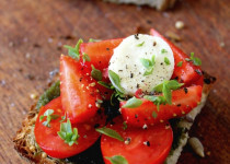 Toast grillé au Pesto, Tomates et Fraises