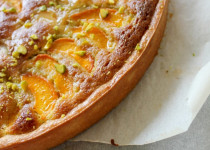Tarte à la Pistache, Pêches Plates et Abricots